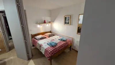 a small bedroom with a bed in a room at L'alpage in Chamonix-Mont-Blanc