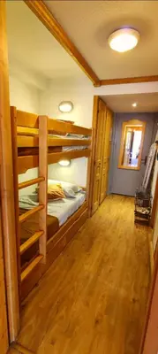 a room with bunk beds in a house at Appartement vue Montblanc 5mn piste1 in Les Houches