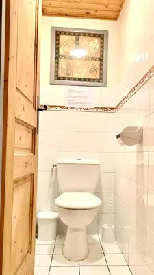 a bathroom with a toilet and a window at Appartement vue Montblanc 5mn piste1 in Les Houches