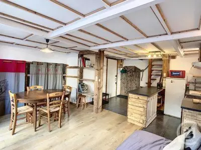 a kitchen and dining room with a table and chairs at Duplex Argentière, 50m2, 6 pers, idéalement placé in Chamonix-Mont-Blanc