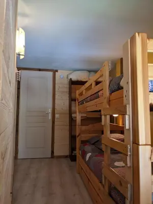 a room with two bunk beds in a cabin at Duplex Argentière, 50m2, 6 pers, idéalement placé in Chamonix-Mont-Blanc
