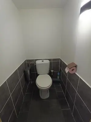 a bathroom with a toilet in a tiled room at Duplex Argentière, 50m2, 6 pers, idéalement placé in Chamonix-Mont-Blanc