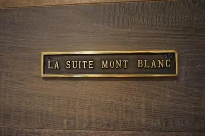 a sign that reads la suite mount blanc at Appartement La Suite Mont-Blanc in Chamonix-Mont-Blanc