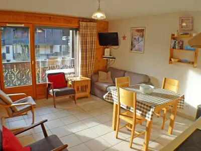 a living room with a table and a couch at Spacieux appartement 4 pièces avec WIFI, animaux acceptés, parking - FR-1-629-14 in Samoëns