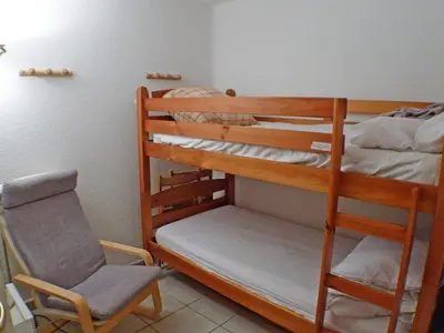 a room with two bunk beds and a chair at Spacieux appartement 4 pièces avec WIFI, animaux acceptés, parking - FR-1-629-14 in Samoëns