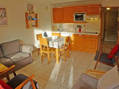 a kitchen and living room with a table and chairs at Spacieux appartement 4 pièces avec WIFI, animaux acceptés, parking - FR-1-629-14 in Samoëns