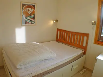 a small bedroom with a bed with white sheets at Spacieux appartement 4 pièces avec WIFI, animaux acceptés, parking - FR-1-629-14 in Samoëns