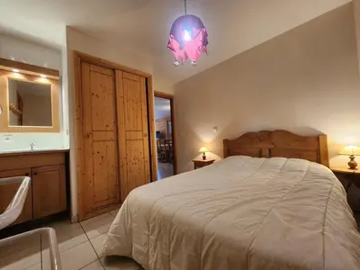 a bedroom with a large bed and a bathroom at Grand T3 avec cabine - 6 à 8 pers. - Samoëns - FR-1-629-4 in Samoëns