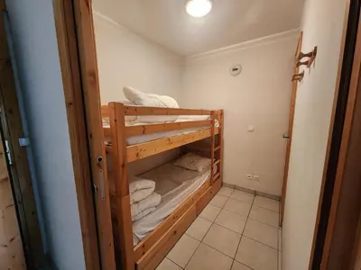 a room with two bunk beds in a room with towels at Grand T3 avec cabine - 6 à 8 pers. - Samoëns - FR-1-629-4 in Samoëns