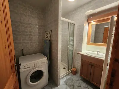 a bathroom with a washing machine and a sink at Grand T3 avec cabine - 6 à 8 pers. - Samoëns - FR-1-629-4 in Samoëns
