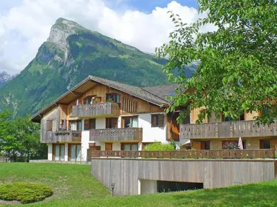 a building with a mountain in the background at Grand T3 avec cabine - 6 à 8 pers. - Samoëns - FR-1-629-4 in Samoëns