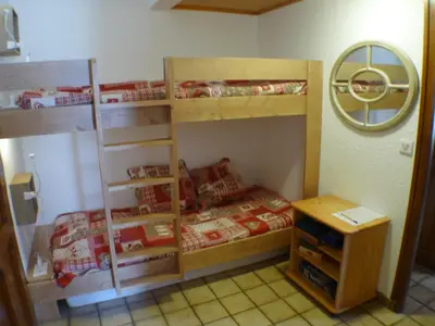 a bedroom with two bunk beds and a desk at T2 calme à Samoëns, terrasse et parking pour 4-6 pers. - FR-1-629-16 in Samoëns