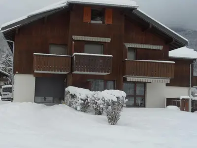 a building with snow on the ground in front of it at T2 calme à Samoëns, terrasse et parking pour 4-6 pers. - FR-1-629-16 in Samoëns