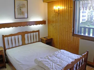 a bedroom with a white bed with a window at Appartement lumineux 2 pièces cabine, animaux admis, proche centre Samoëns - FR-1-629-22 in Samoëns