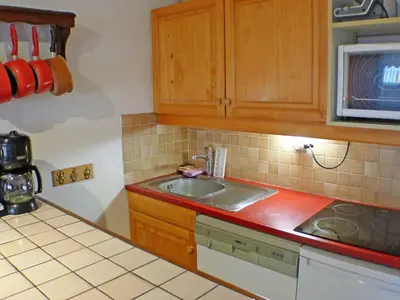 a kitchen with a sink and a microwave at Appartement lumineux 2 pièces cabine, animaux admis, proche centre Samoëns - FR-1-629-22 in Samoëns