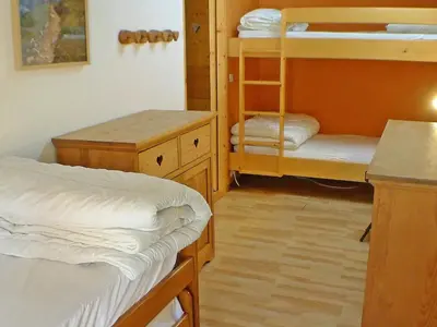 a dorm room with bunk beds and a desk at Coquet 3 pièces lumineux, centre de Samoëns, animaux acceptés, wifi, parking - FR-1-629-23 in Samoëns