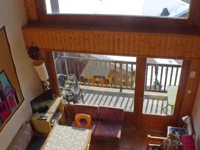 an overhead view of a living room with a balcony at Appartement calme à Samoëns, 2 chambres, animaux admis, proche centre - FR-1-629-24 in Samoëns