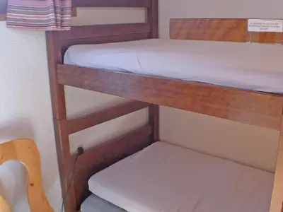 a couple of bunk beds in a room at Appartement calme à Samoëns, 2 chambres, animaux admis, proche centre - FR-1-629-24 in Samoëns