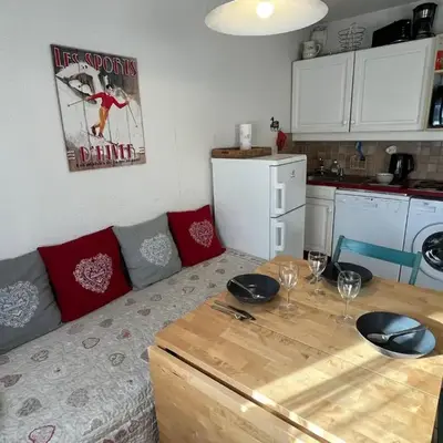 Coquet studio RDC avec terrasse