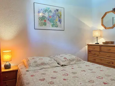 a bedroom with a bed and a picture on the wall at Appartement T2 au cœur du village avec parking - FR-1-624-20 in Samoëns