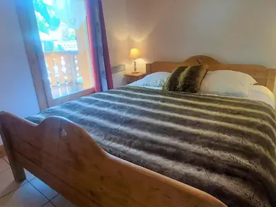 an overhead view of a living room with red chairs at Duplex chaleureux près télécabine, balcon & WIFI - FR-1-624-33 in Samoëns