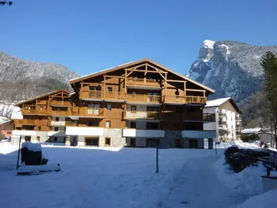 an exterior view of a building at Appartement centre village avec balcon et animaux admis - FR-1-624-49 in Samoëns