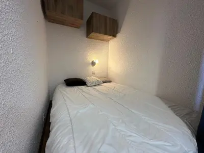 a small bed in a corner of a room at Studio cosy aux pieds des pistes, vue splendide - FR-1-624-53 in Samoëns