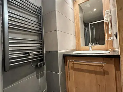 a bathroom with a sink and a mirror at Superbe duplex, proche télécabine, animaux acceptés - FR-1-624-13 in Samoëns