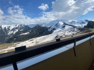 an empty street in front of a building at Appartement skis aux pieds, balcon, parking privé - FR-1-624-15 in Samoëns
