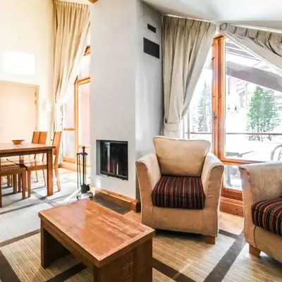 Charming 6th-floor 2-bedroom apartment with fireplace