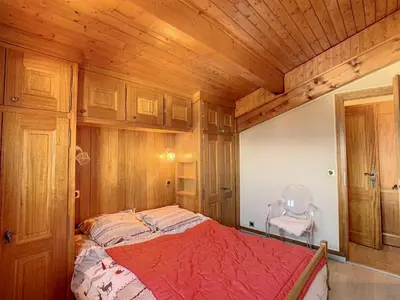 a bedroom with a bed and a wooden ceiling at 2 pièces + mezzanine au pied des pistes à Combloux - FR-1-560-73 in Combloux