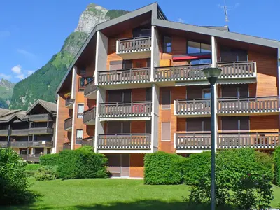 an apartment building with balconies and a street light at Charmant appartement 2 pièces mezzanine, animaux admis, Samoëns - FR-1-629-53 in Samoëns