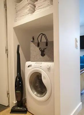 a laundry room with a washing machine and a vacuum at Appartement Paccard, Centre Ville in Chamonix-Mont-Blanc