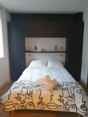 a bedroom with a large bed with a black headboard at Appartement Paccard, Centre Ville in Chamonix-Mont-Blanc