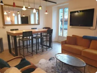 a living room with a couch and a table at Appartement Paccard, Centre Ville in Chamonix-Mont-Blanc