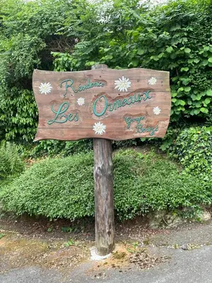 a wooden sign that says returningumedumed bee surprises at Belle Vue de St Gervais in Saint-Gervais-les-Bains
