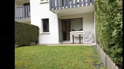 a white house with a lawn in front of it at Studio 4 personnes RDC avec jardin et parking sous terrain in Samoëns
