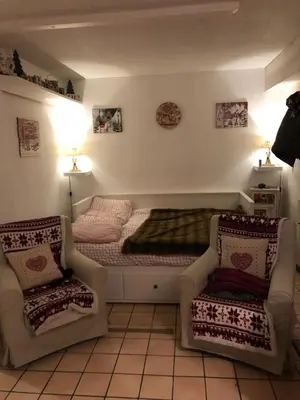 a bedroom with a bed and two chairs at Studio 4 personnes RDC avec jardin et parking sous terrain in Samoëns