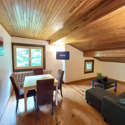 Logement mansardé dans maison avec jardin en bord de piste