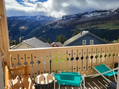 a balcony with a view of a mountain at MAGNIFIQUE APPARTEMENT AVEC TERRASSE et VUE IMPRENABLE SUR LE CIRQUE DE FLAINE, 2 chambres et coin montagne, 6 personnes in Flaine