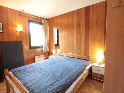 a kitchen with a table and chairs in a room at Appartement cosy 2 pièces pour 4 pers, proche centre et pistes, avec balcon, parking et équipements inclus - FR-1-572-236 in Arâches-la-Frasse