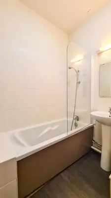 a white bathroom with a tub and a sink at Résidence Les Terrasses De Veret - Appartement lumineux · Au pied des pistes · Piscine · Spa MAE-5444 in Flaine