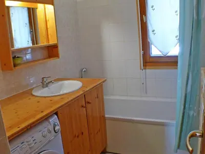 a bathroom with a sink and a washing machine at Charmant T4 à Samoëns avec Balcon et Parking, 6 Pers. - FR-1-629-87 in Samoëns
