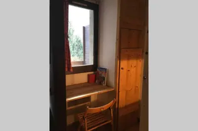 a room with a wooden desk and a window at Charmant appartement, centre ville, vue Mont-Blanc in Chamonix-Mont-Blanc