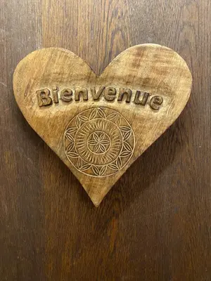 a wooden heart with the word brennephrine on it at Loge des rêveurs in Les Carroz d'Araches