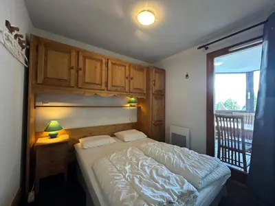 a bedroom with a bed and a window and a door at Confortable appartement 3 chambres avec WiFi pour 8 personnes - FR-1-642-7 in Morillon