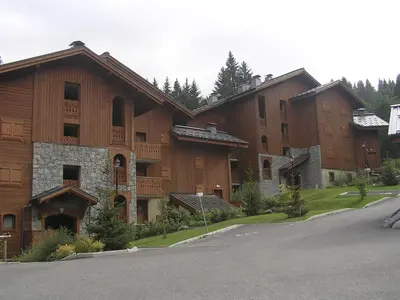a kitchen with wooden cabinets and a counter top at Duplex 10 pers. au pied des pistes à Morillon - FR-1-642-2 in Morillon