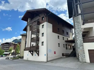 a bedroom with two beds and a window at Appartement spacieux 4 chambres, pieds pistes, parking inclus - FR-1-642-4 in Morillon
