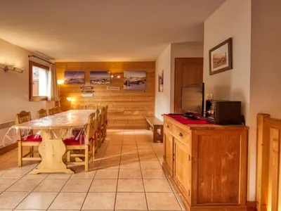 a dining room with a table and a television at Appartement spacieux 4 chambres, pieds pistes, parking inclus - FR-1-642-4 in Morillon