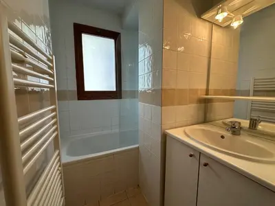 a bathroom with a sink and a bath tub at Appartement spacieux 4 chambres, pieds pistes, parking inclus - FR-1-642-4 in Morillon